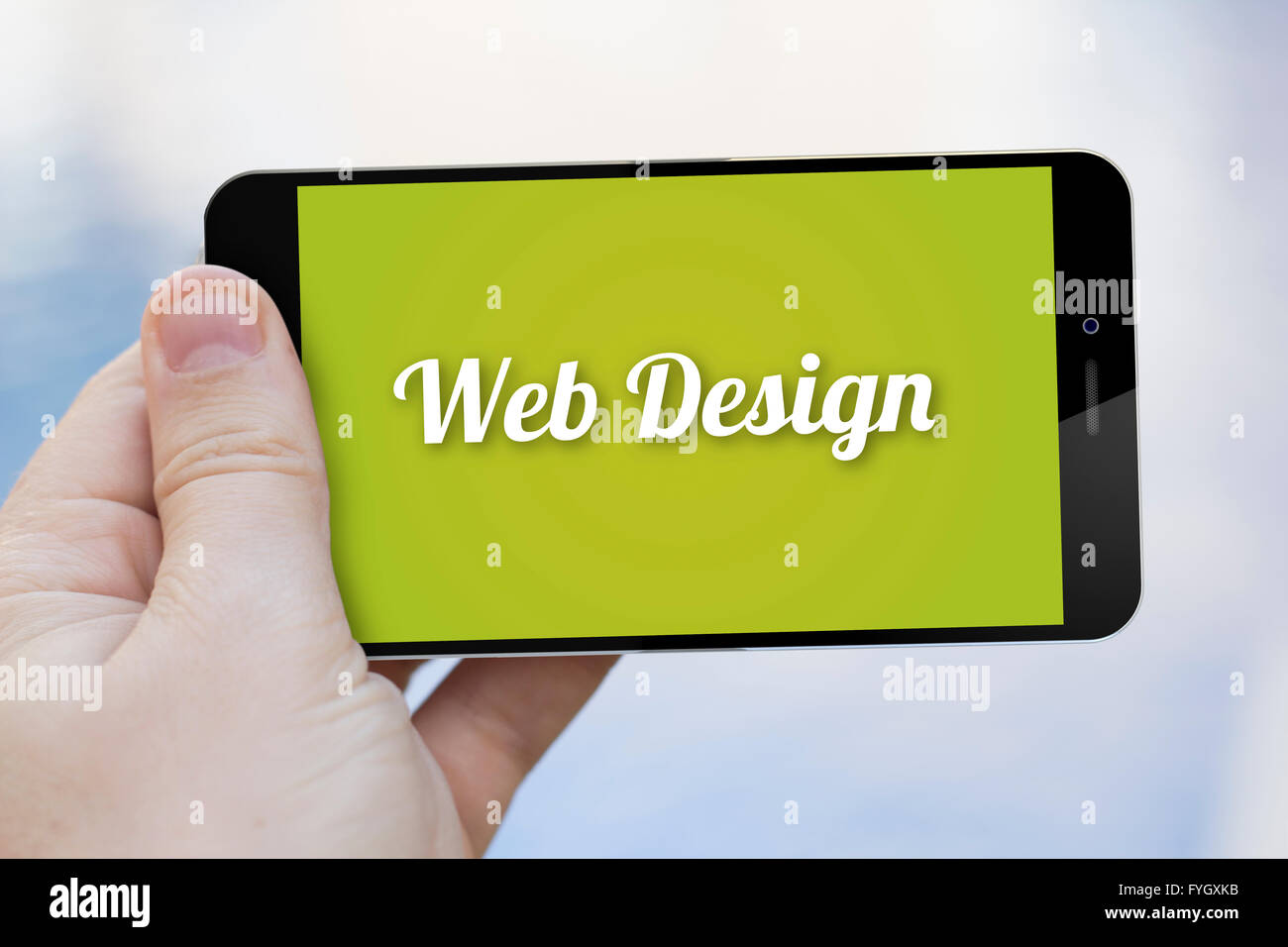 Comunicazioni e concetto di commercializzazione: mano tenendo un web design 3d generati sullo smartphone. Grafici dello schermo sono costituiti. Foto Stock