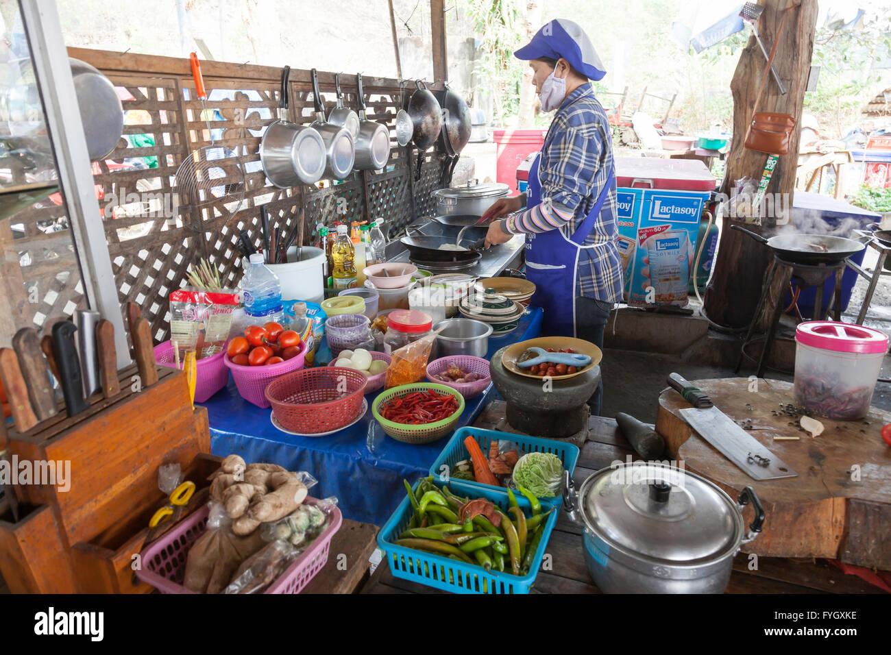 Cucina di strada alla frutta e verdura in vendita in un mercato di strada in Myanmar (Birmania) Foto Stock