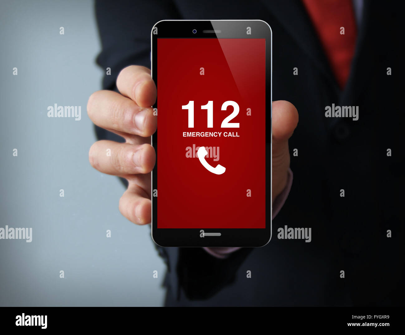 Il concetto di emergenza: imprenditore mano che tiene un 3d generati toccare telefono con chiamata di emergenza sullo schermo. Grafica a schermo ma sono Foto Stock
