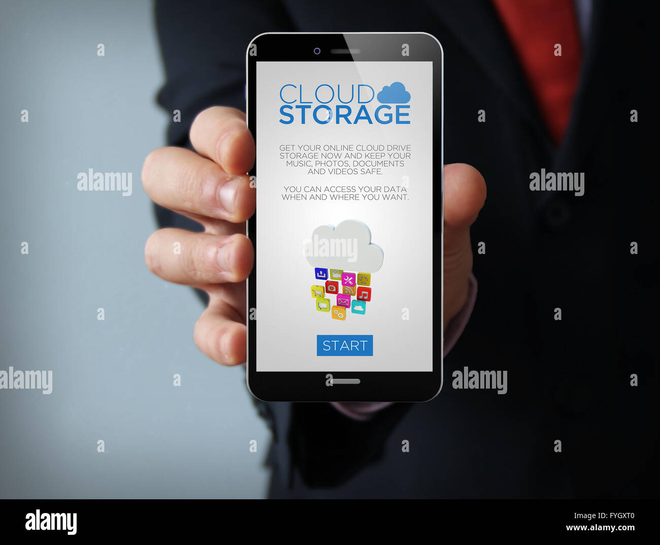 Tecnologie di nuova concezione di business: imprenditore mano che tiene un 3d generati toccare telefono con lo storage cloud sito web sullo schermo. Foto Stock