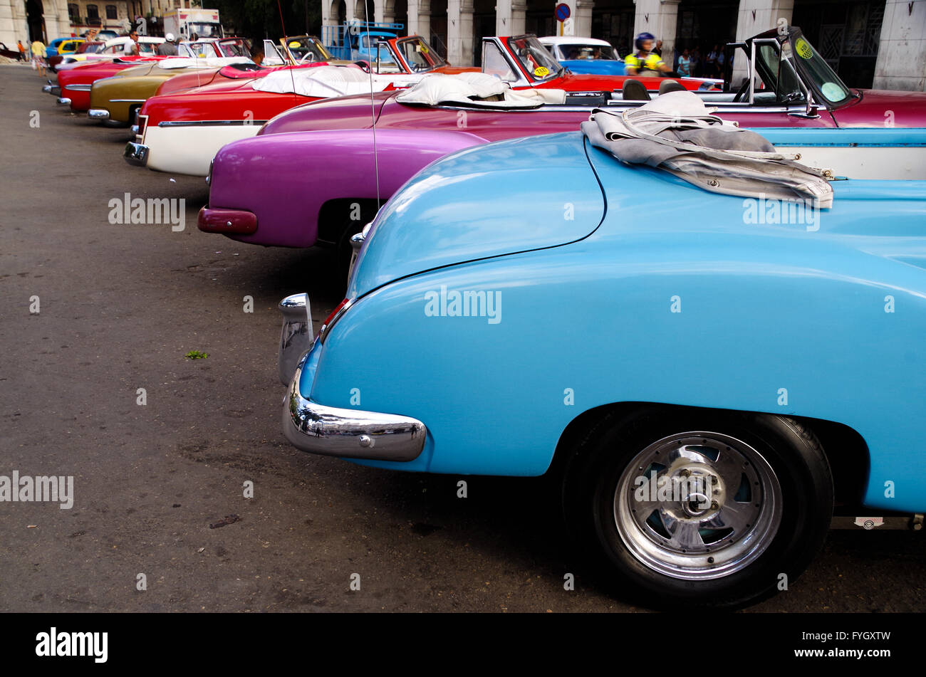 Epoca decappottabili parcheggiato in una fila di Havana, Cuba Foto Stock