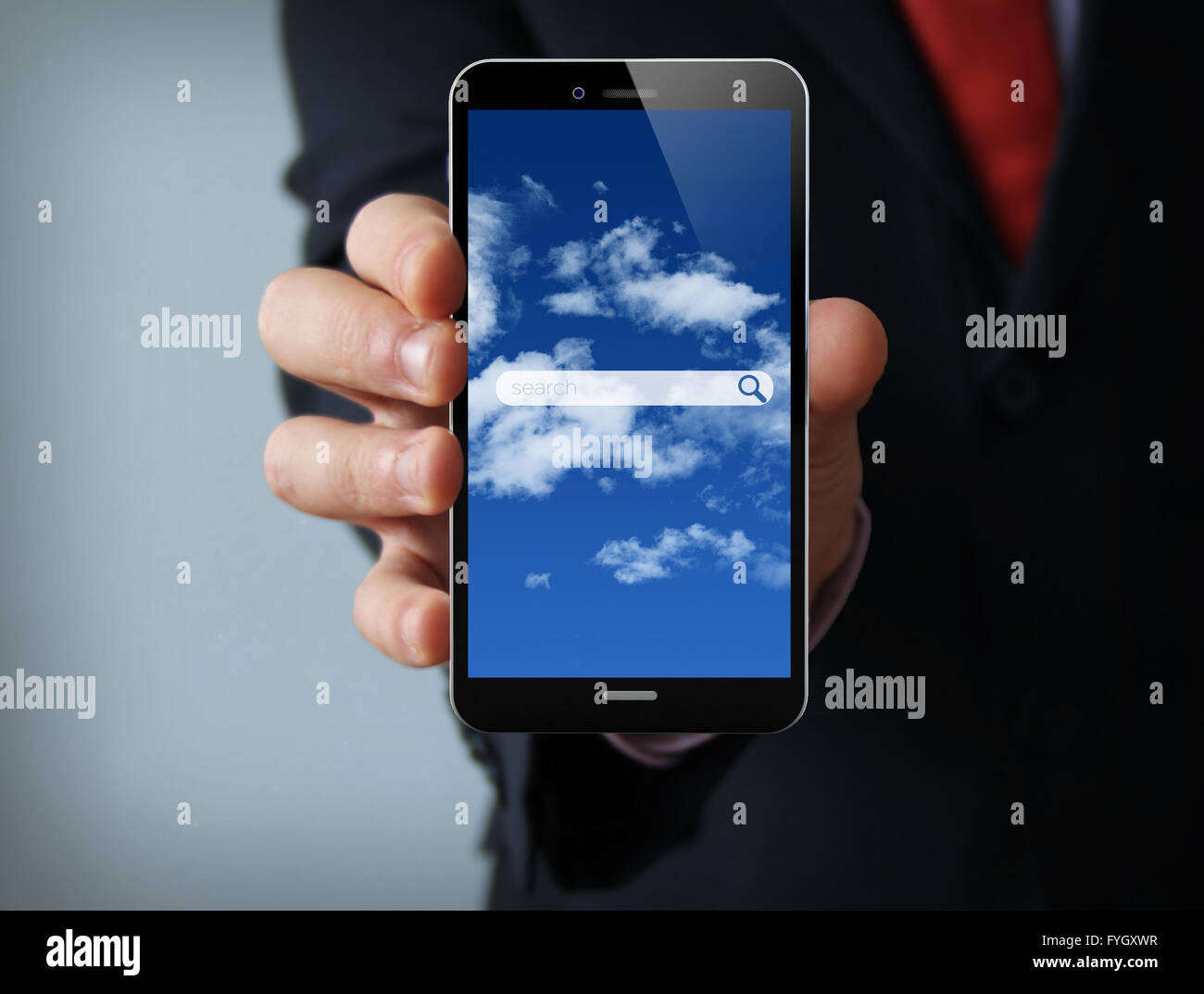 Ricerca online di concetto: imprenditore mano che tiene un tocco il telefono con interfaccia di ricerca sullo schermo Foto Stock