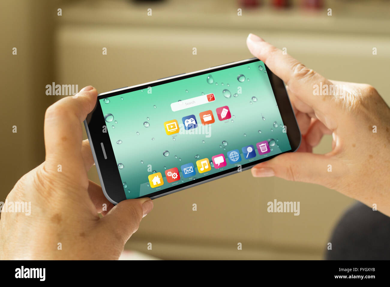 Concetto di mobilità: donna matura mani con un 3d generati smartphone con os interfaccia su schermo Foto Stock