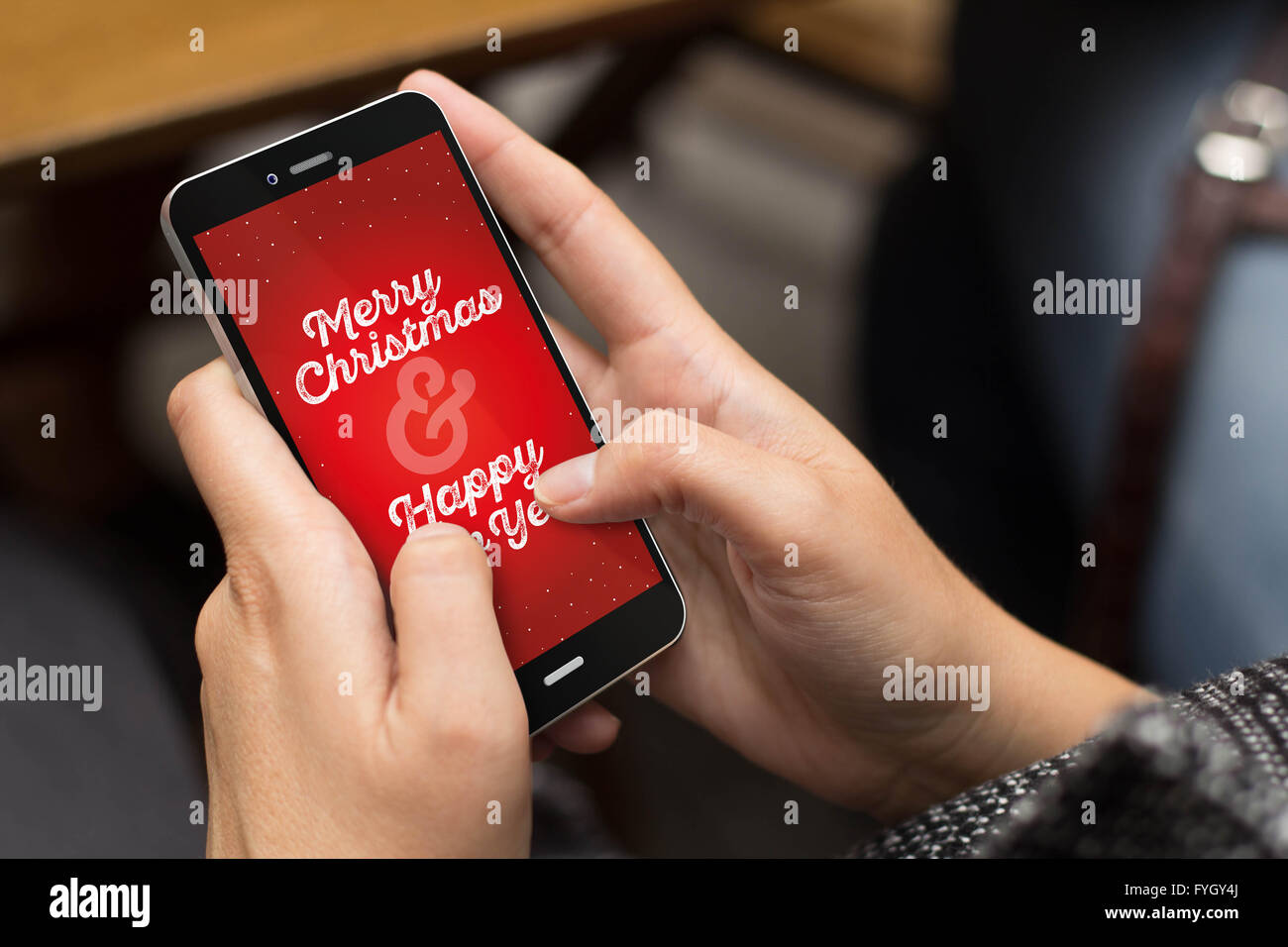 Ragazza con una digitale generato telefono con auguri di Natale. Tutti i grafici dello schermo sono costituiti. Foto Stock