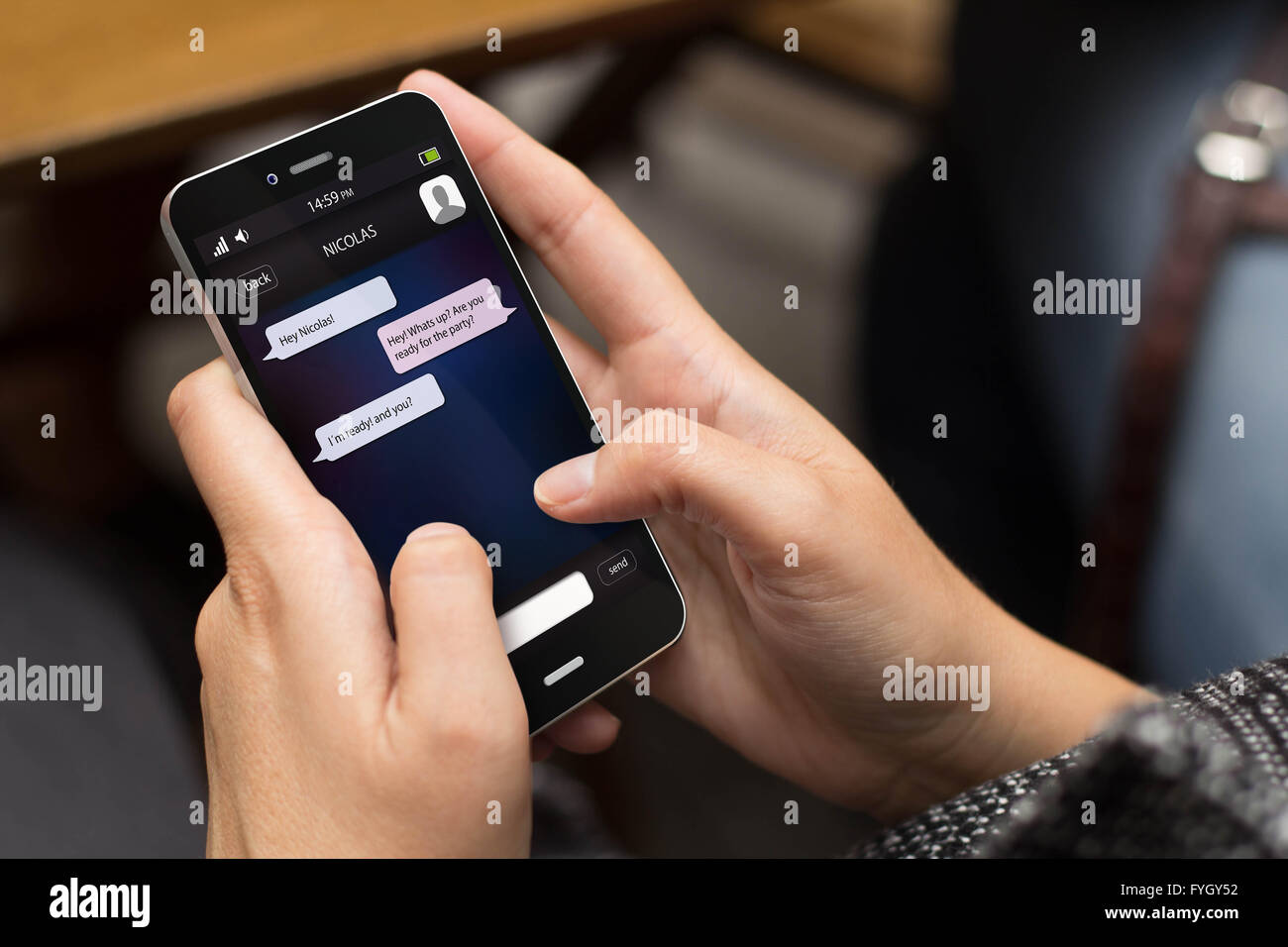 Il concetto di comunicazione: ragazza utilizzando un digitale telefono generato con chat sullo schermo. Tutti i grafici dello schermo sono costituiti. Foto Stock