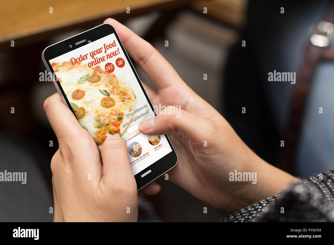 Concetto di mobilità: ragazza utilizzando una digitale generato telefono con fast food sito di consegna sullo schermo. Tutti i grafici dello schermo sono ma Foto Stock