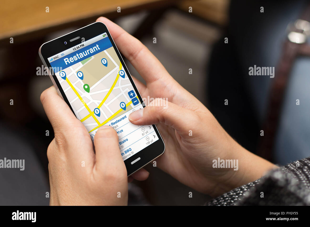Ragazza con una digitale generato telefono con ristorante sito web ricerca sullo schermo. Tutti i grafici dello schermo sono costituiti. Foto Stock