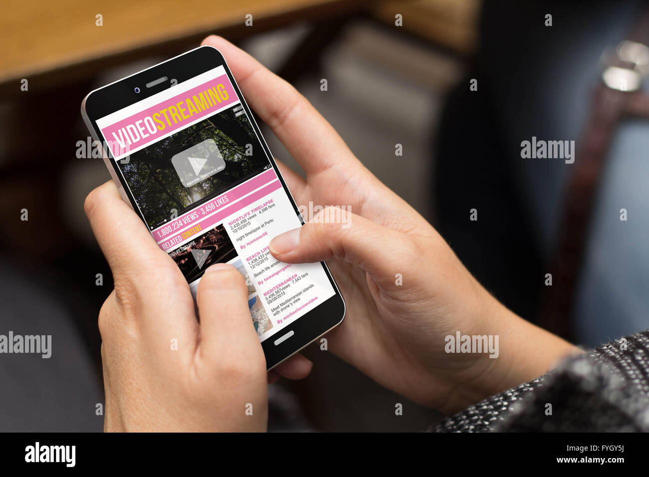 Concetto di mobilità: ragazza utilizzando una digitale generato telefono con video streaming sito web sullo schermo. Tutti i grafici dello schermo sono realizzati Foto Stock