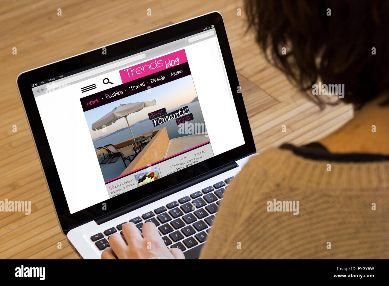 Navigare in internet il concetto: la ragazza le visite a tendenze blog web su un computer Foto Stock