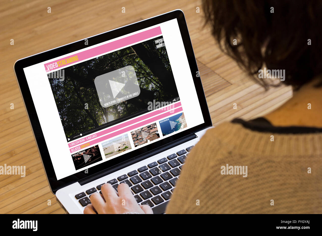 Video streaming concetto: tubo sito web su uno schermo portatile. Grafici dello schermo sono costituiti. Foto Stock