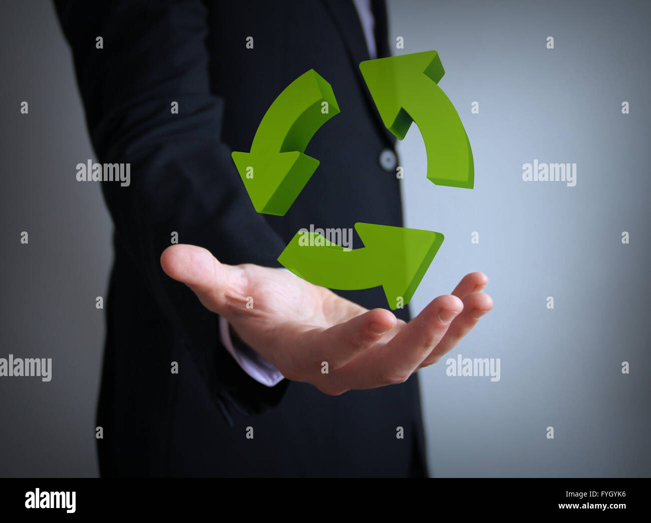 Concetto di elaborazione: frecce cerchio nel corso del businessman mano Foto Stock