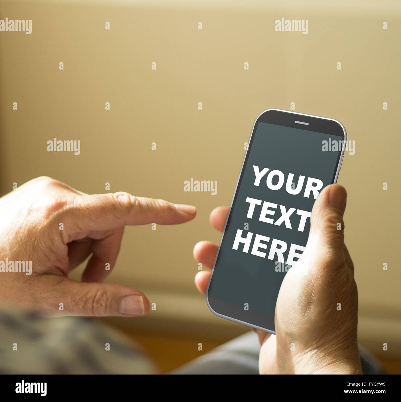 Lo stile di vita moderno e il concetto di tecnologia: Senior l uomo alla ricerca con il testo qui in un 3d generati sullo smartphone. Grafici dello schermo ar Foto Stock