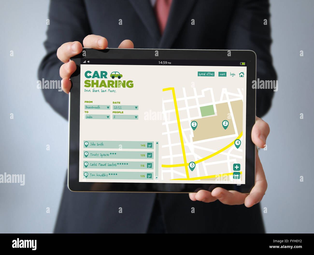 Sociale il concetto di viaggio: imprenditore con car sharing app su un tablet. Grafici dello schermo sono costituiti. Foto Stock