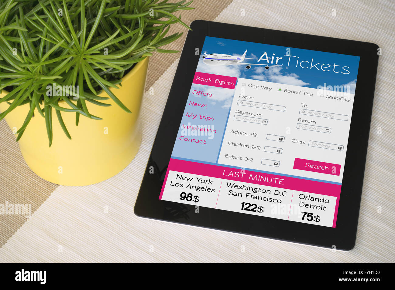 Biglietto di volo sul web tablet. Tutti i grafici dello schermo sono realizzati fino Foto Stock