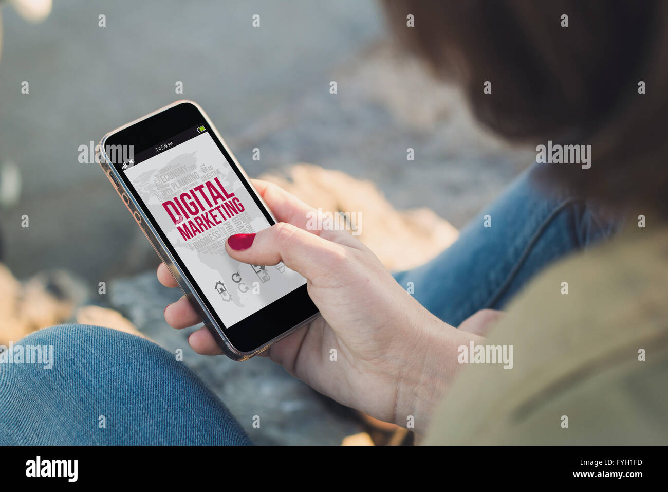 Donna che mantiene un smartphone con il marketing digitale sullo schermo. Tutti i grafici dello schermo sono costituiti. Foto Stock