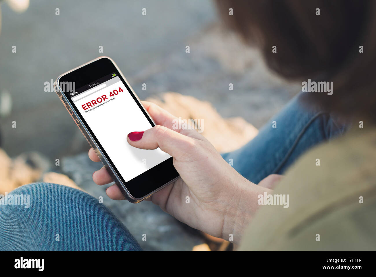 Donna che mantiene un smartphone con errore 404. Tutti i grafici dello schermo sono costituiti. Foto Stock