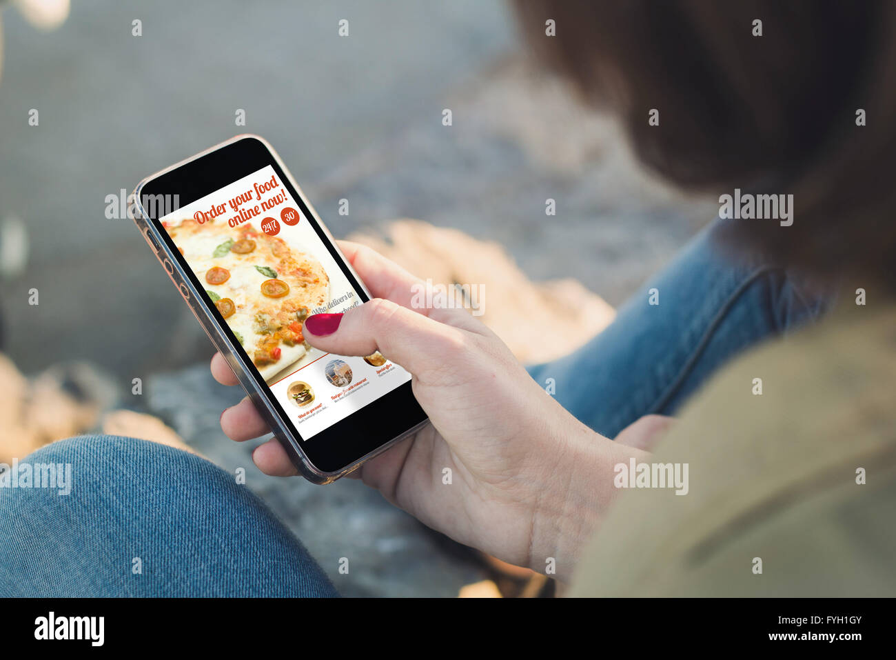 Donna ordinazione di fast food con il suo smartphone e toccando lo schermo. Tutti i grafici dello schermo sono costituiti. Foto Stock
