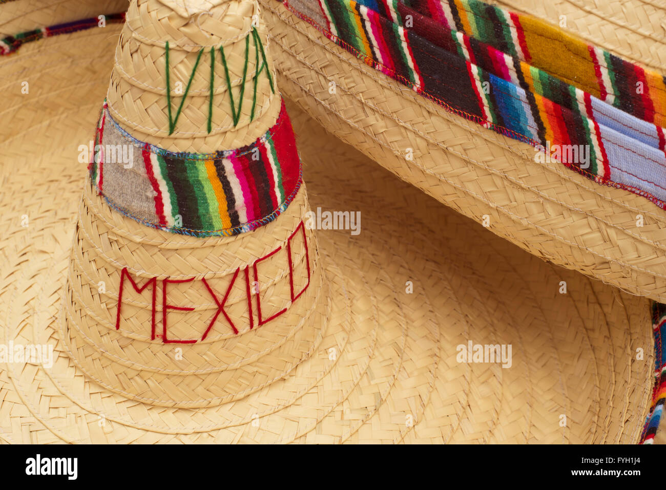 Sombrero messicano cappelli con decor colorato e viva messico citazione in strada del mercato display del negozio di souvenir. Foto Stock