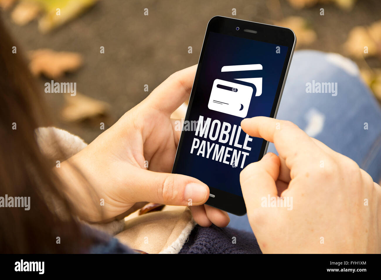 Mobile Commerce concetto: donna tenendo un 3d generati smartphone con pagamento mobile sullo schermo. La grafica su schermo sono rese Foto Stock