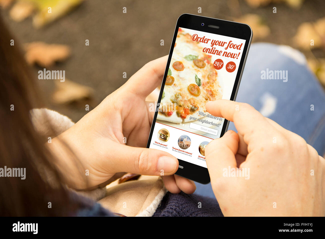 Ordinare del cibo concetto: donna tenendo un 3d generati smartphone ordinazione di fast food. La grafica sullo schermo sono costituiti. Foto Stock