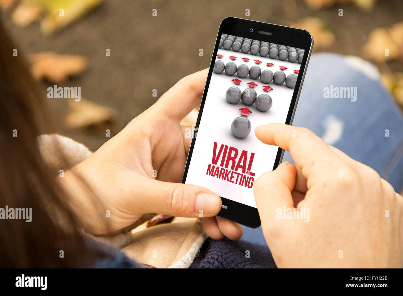 Concetto virale: donna tenendo un 3d generati smartphone con il marketing virale sullo schermo. La grafica sullo schermo sono costituiti. Foto Stock