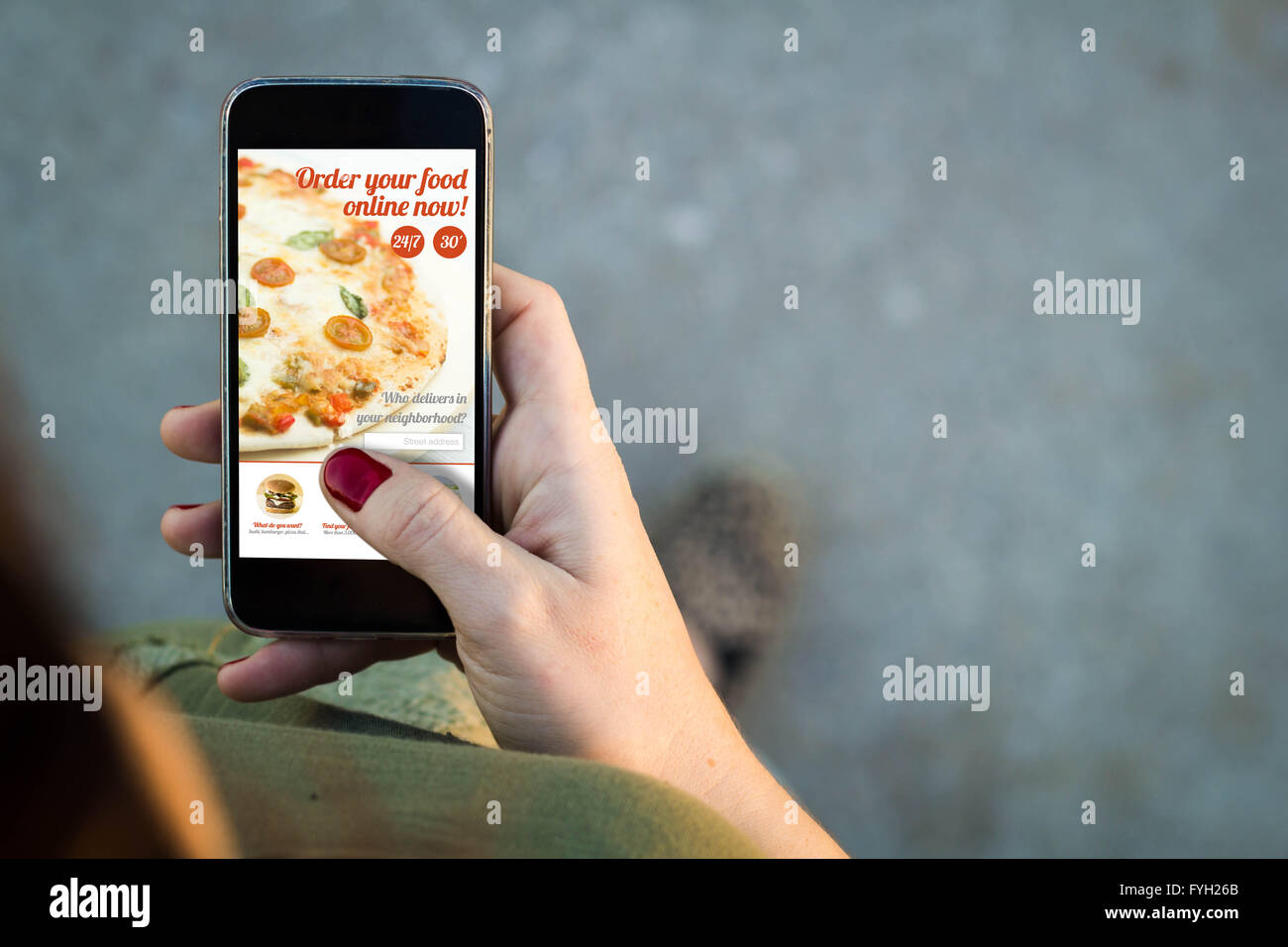 Vista superiore della donna a piedi in strada con il suo cellulare per ordinare cibo online con copia spazio. Tutti i grafici dello schermo sono pazza Foto Stock