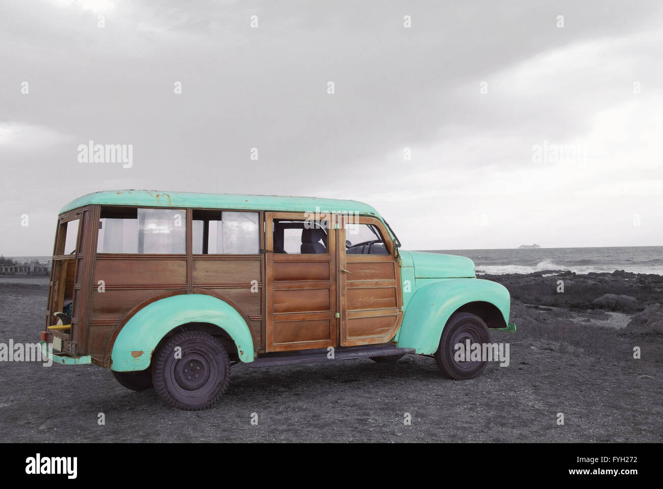 Andare su un estate colorata avventura hipster van in spiaggia monocromatico paesaggio. Foto Stock