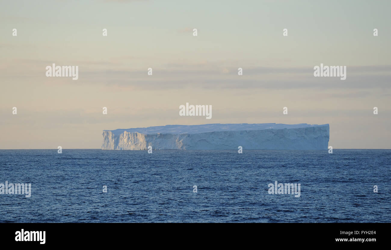 Iceberg tabulare nell'Oceano del Sud vicino a sud delle Isole Orkney al tramonto. A sud delle Isole Orkney. Foto Stock