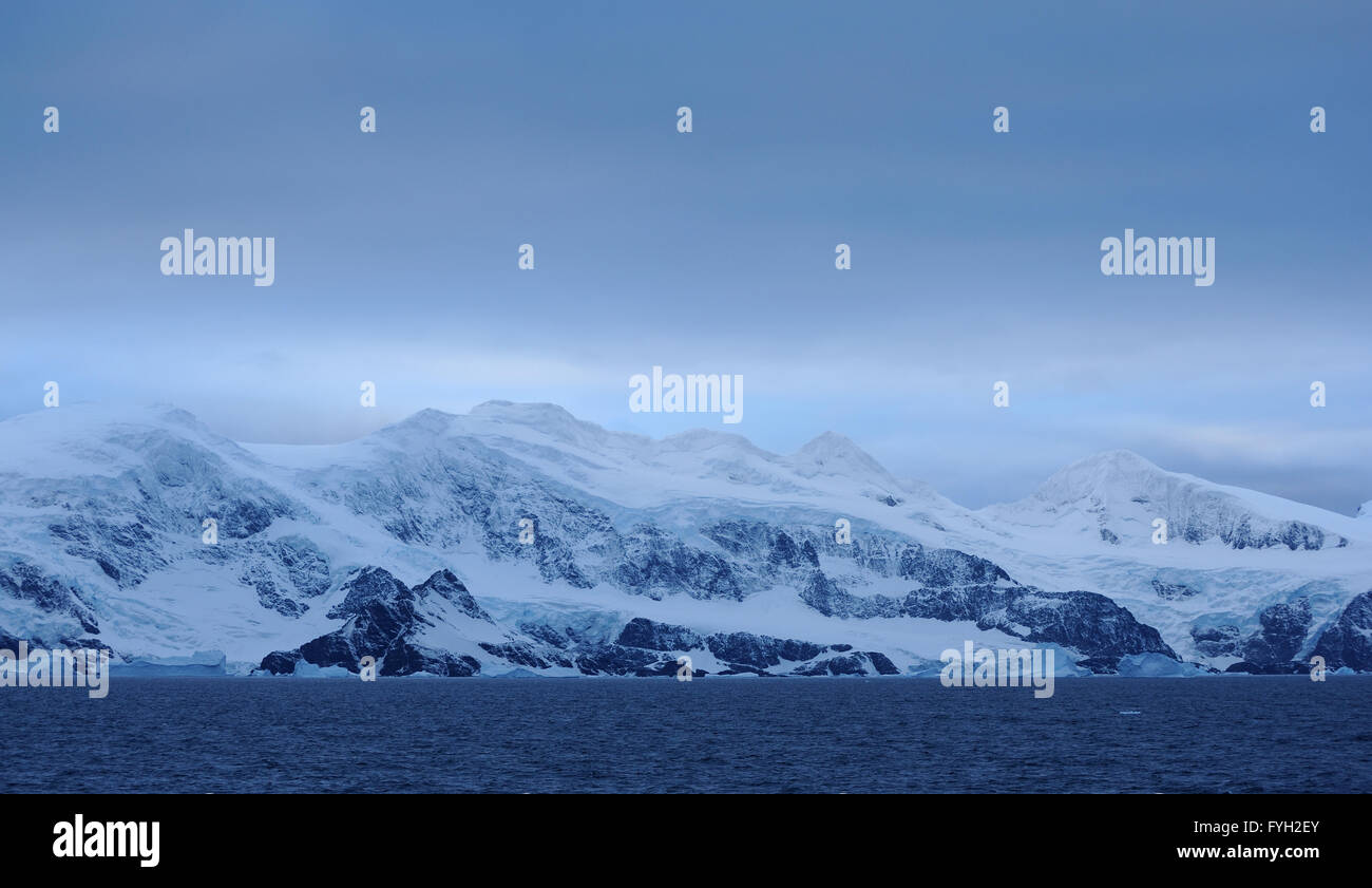 Un cielo tempestoso sopra le montagne coperte di neve e ghiacciai dell incoronazione isola. A sud delle Isole Orkney, Antartide Foto Stock