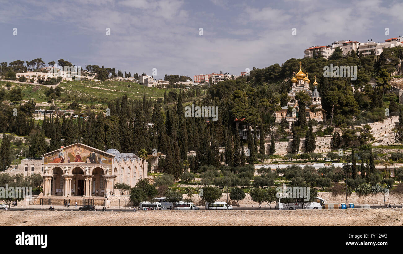 Vista del Getsemani da tutto il torrente Kidron. Da sinistra: Chiesa di tutte le nazioni e la chiesa di Santa Maria Maddalena Foto Stock