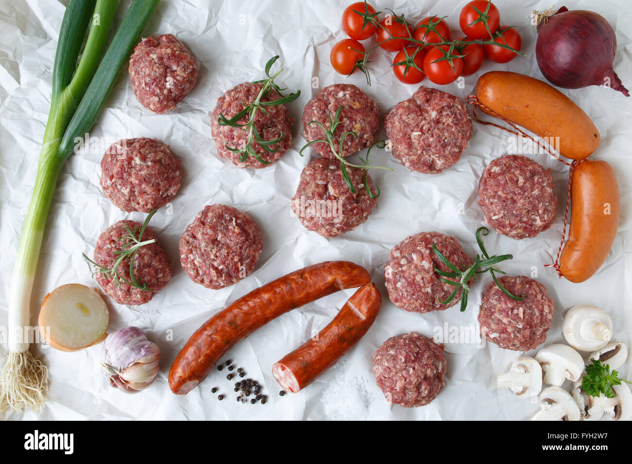 Materie sminuzzato hamburger di carne con erbe e spezie preparato per la cottura alla griglia Foto Stock