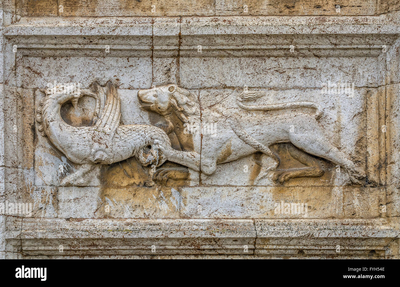 Rilievi raffiguranti scene della vita di San Pietro e storie medioevali la facciata della chiesa di San Pietro, chiesa di San Pietro, Spoleto, Italia Foto Stock