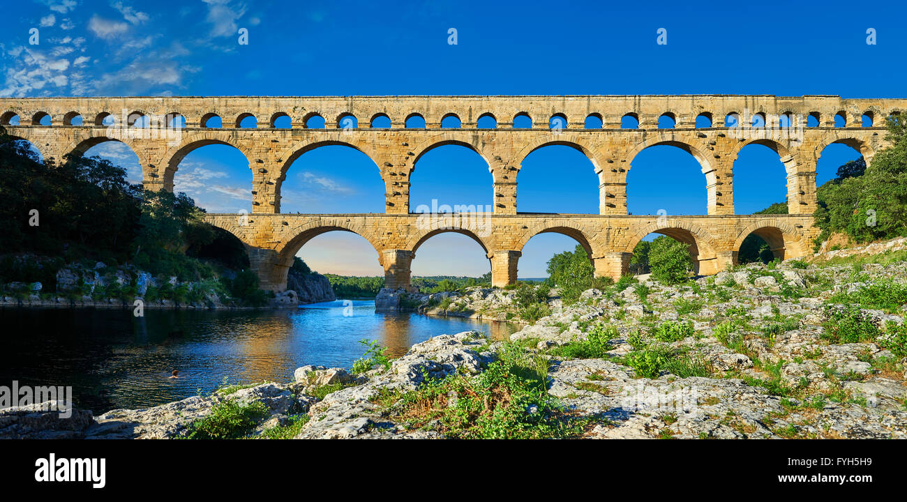Immagine dell'antico acquedotto romano di Pont du Gard che attraversa il fiume Gardon vicino Vers-Pon-du-Gard, Francia. Parte di Foto Stock