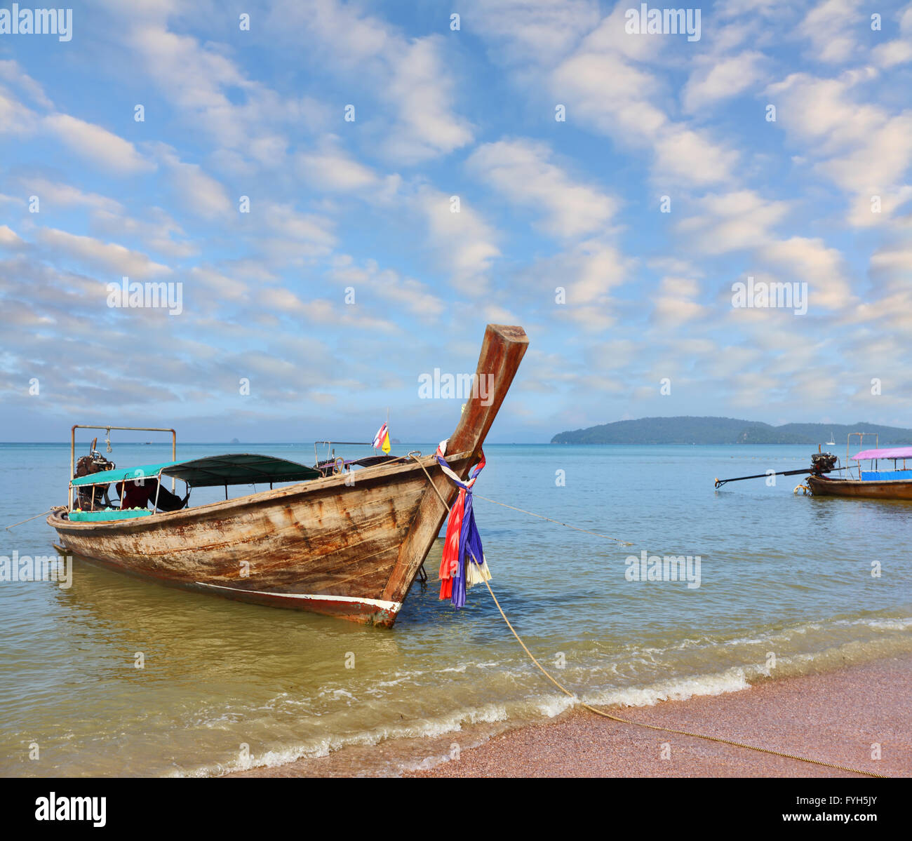Splendidamente barca nativa Longtail nella spiaggia di sabbia Foto Stock