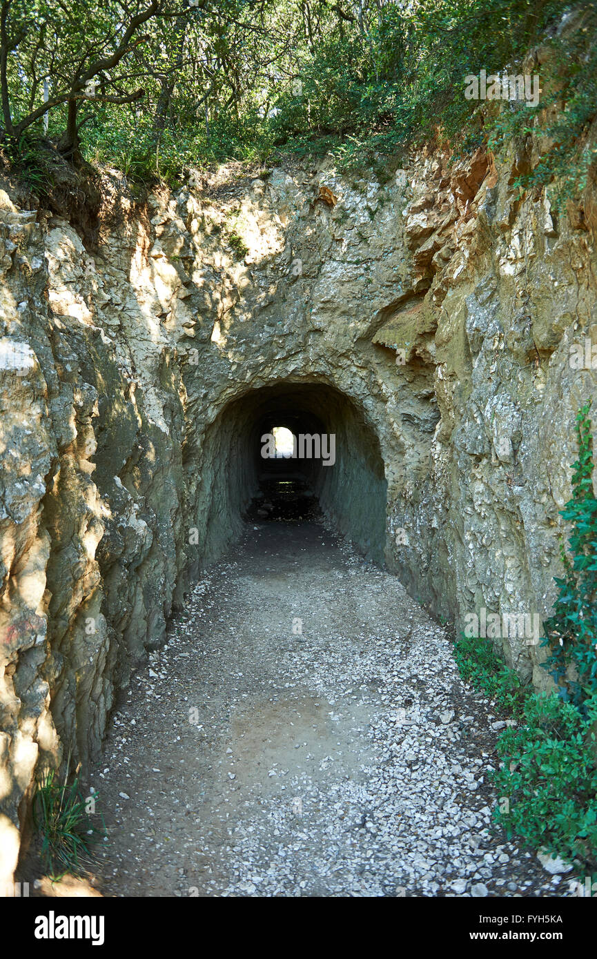 Tunnel di acqua dell'antico acquedotto romano di Pont du Gard che attraversa il fiume Gardon vicino Vers-Pon-du-Ga Foto Stock