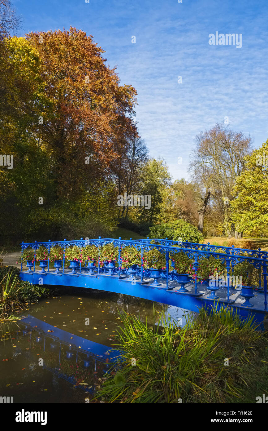 Blue Bridge in Fuerst-Pueckler-Park, Bad Muskau Foto Stock