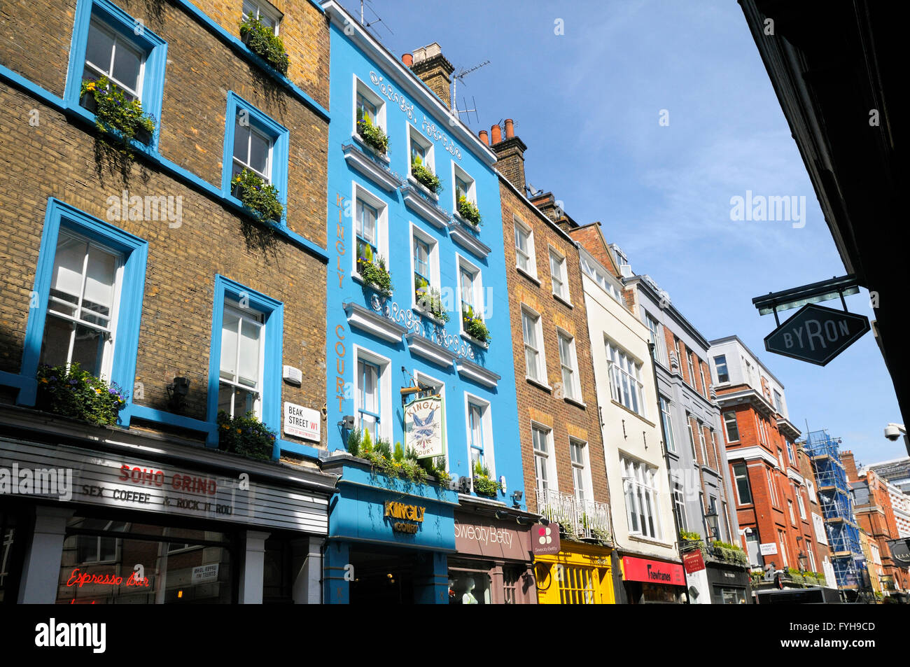 Corte Regale e negozi indipendenti sul becco Street, Soho, London, England, Regno Unito Foto Stock