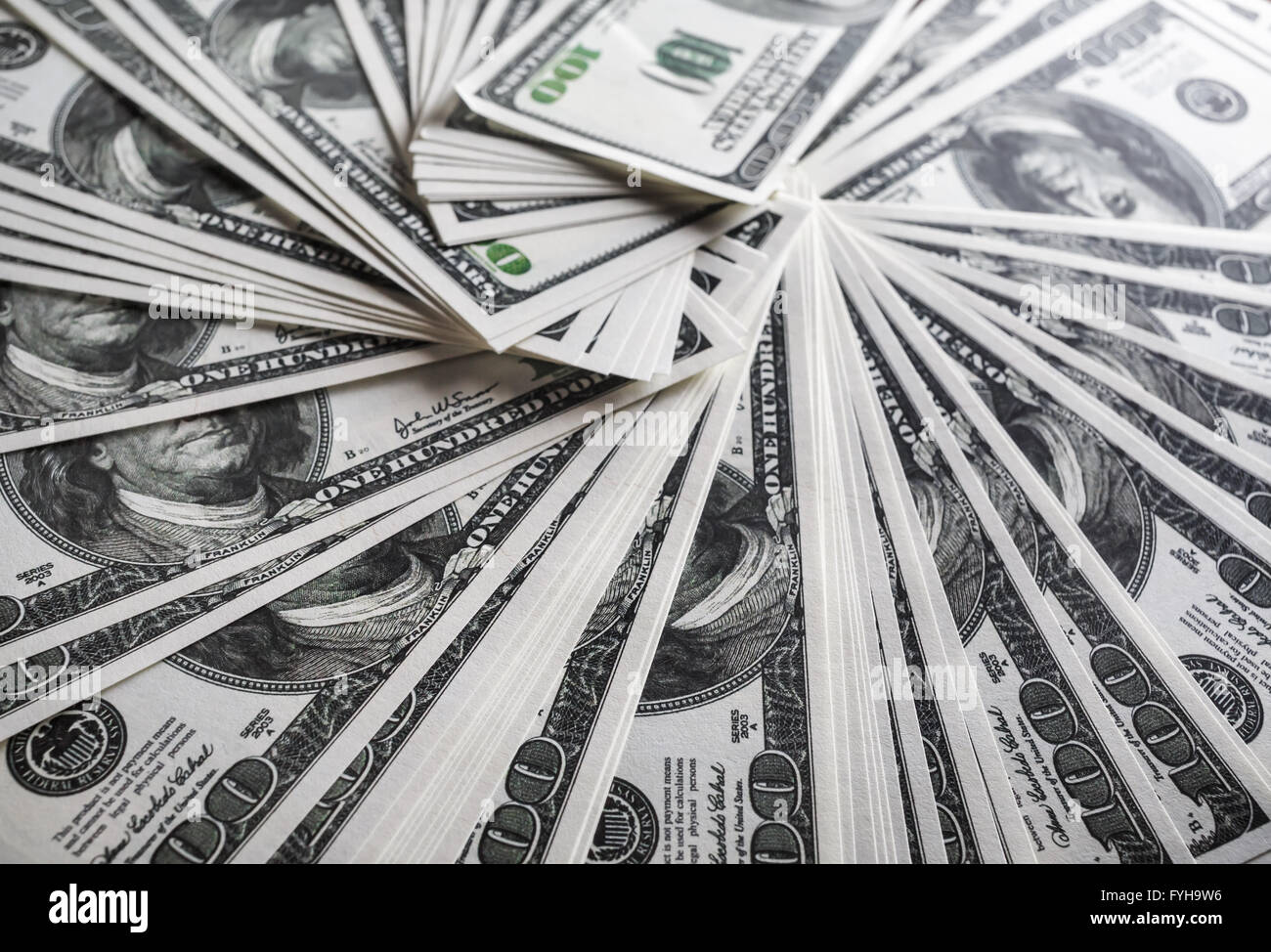 Molte banconote da cento dollari. Molto denaro. Un sacco di soldi. Denaro falso. Messa a fuoco selettiva. Foto Stock