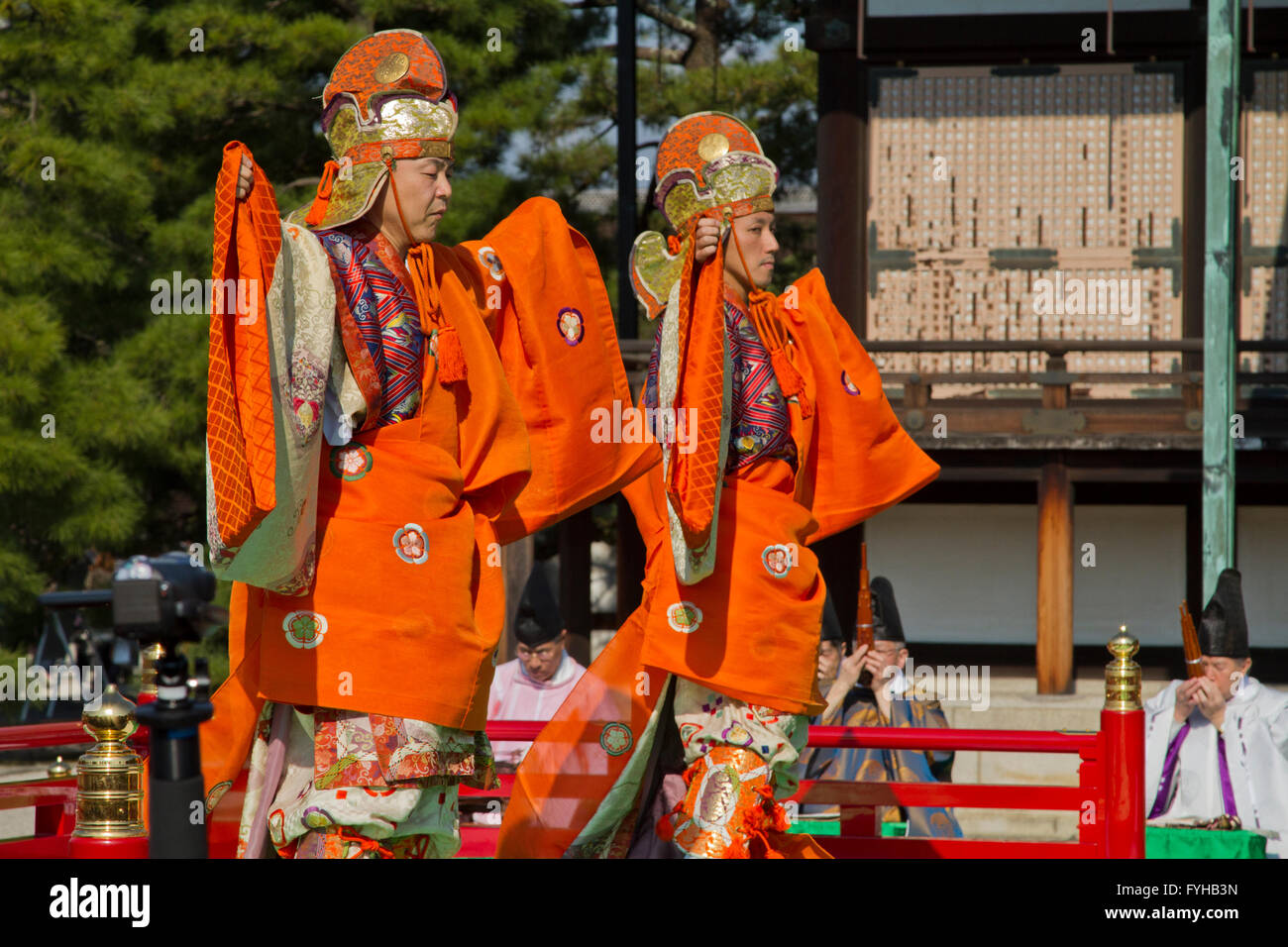 Giappone, Kyoto, palazzo imperiale, uomo che indossa abbigliamento tradizionale giapponese Jidai Matsuri (Festival di età) Foto Stock