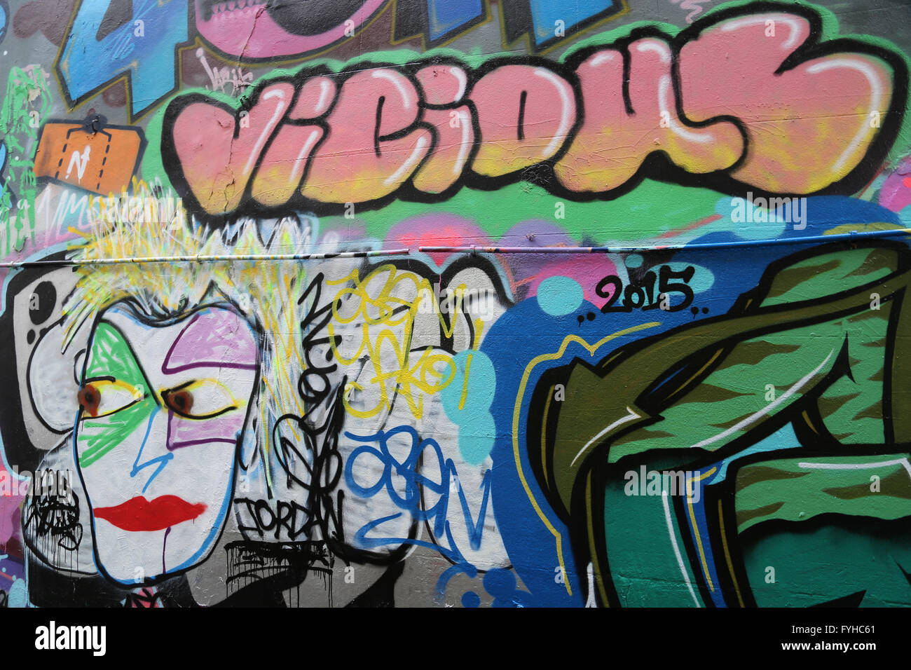 Arte di strada di una faccia e "vizioso' in Shoreditch, Londra. Foto Stock