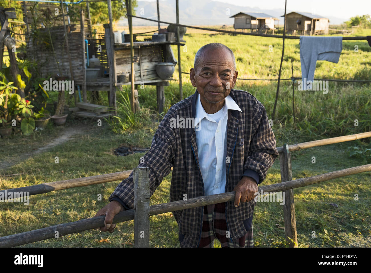 Il vecchio uomo in Nanthe, vicino a Nyaung Shwe, Myanmar Foto Stock