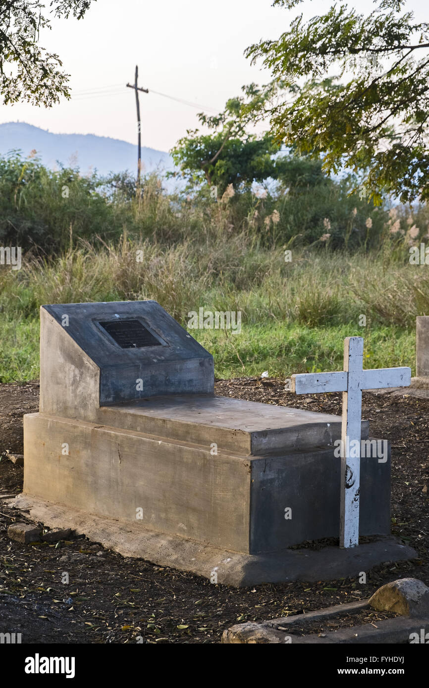 Sarcofago presso il cimitero di Nyaung Shwe, Myanmar Foto Stock