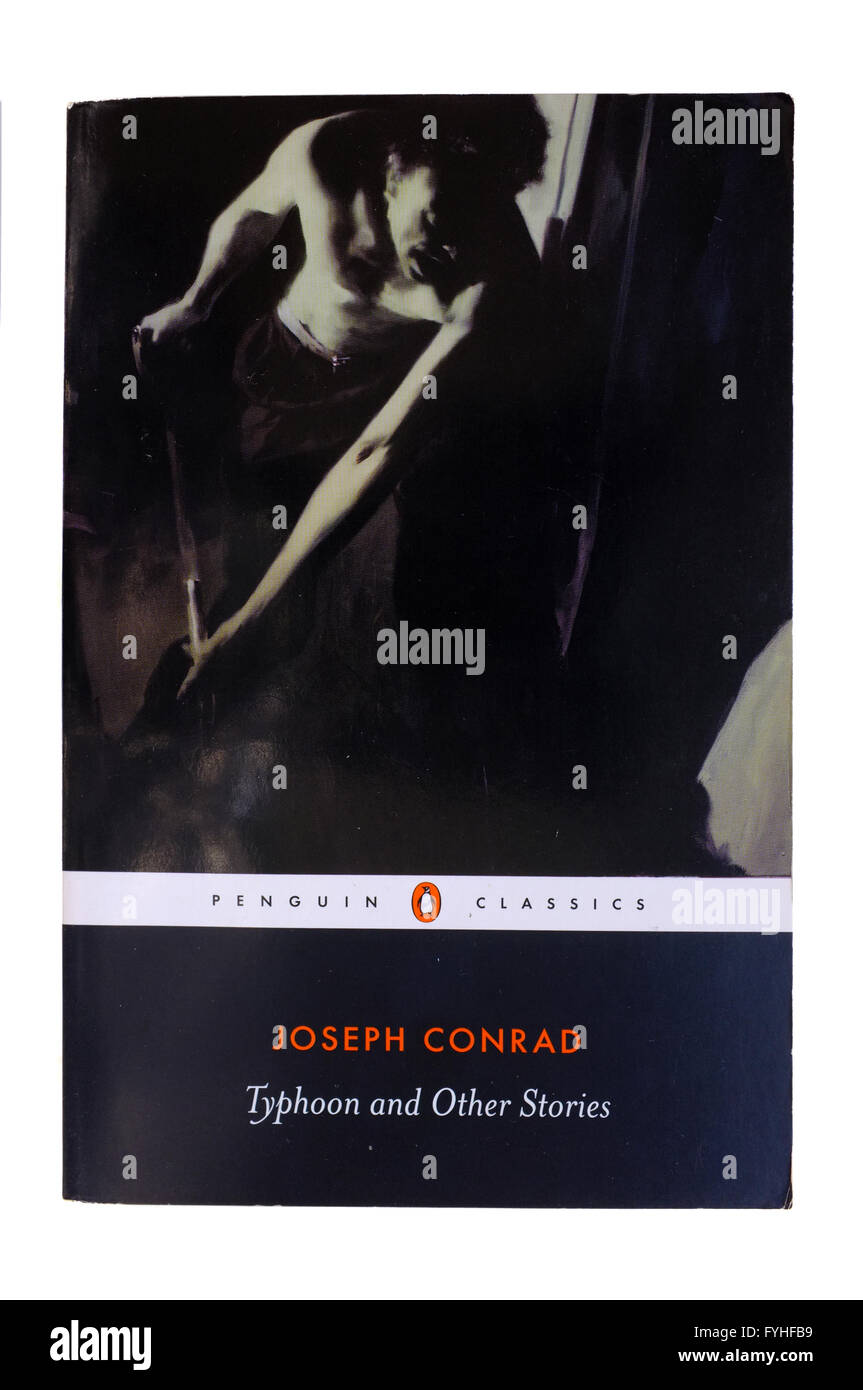 Il coperchio anteriore di tifone e altri racconti di Joseph Conrad fotografati contro uno sfondo bianco. Foto Stock