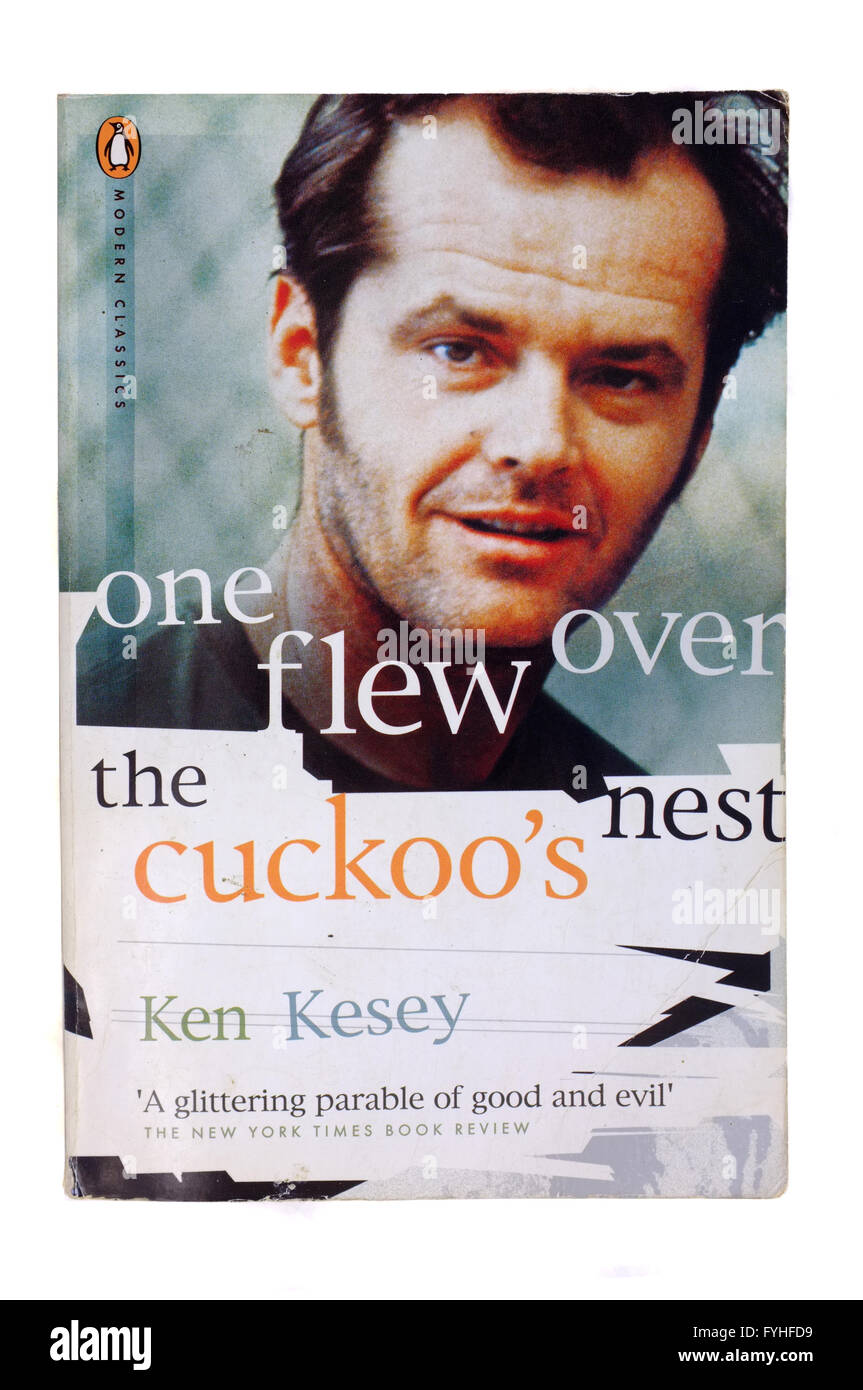 Il coperchio anteriore di uno è volato oltre il cuculo's Nest da Ken Kesey fotografati contro uno sfondo bianco. Foto Stock