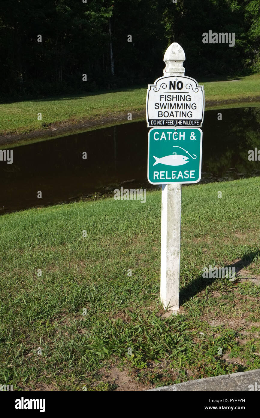 Segno accanto a un piccolo lago in Florida, la pesca, non si può nuotare, nessuna barca, cattura e rilascio. Aprile 2016 Foto Stock