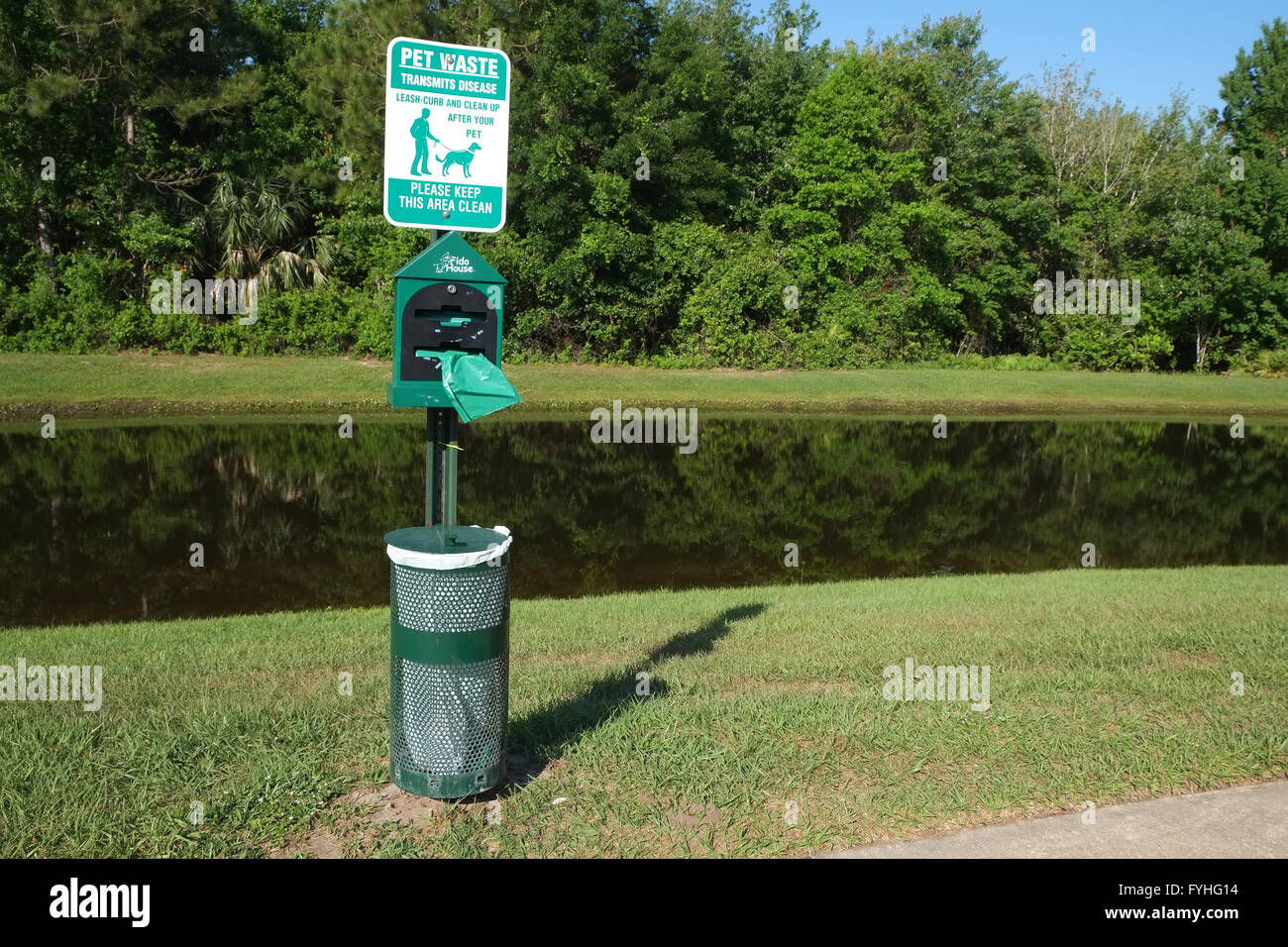Rifiuti di cane clean up point, che alimenta di sacchetti e un bin. Florida, Stati Uniti d'America Aprile 2016 Foto Stock