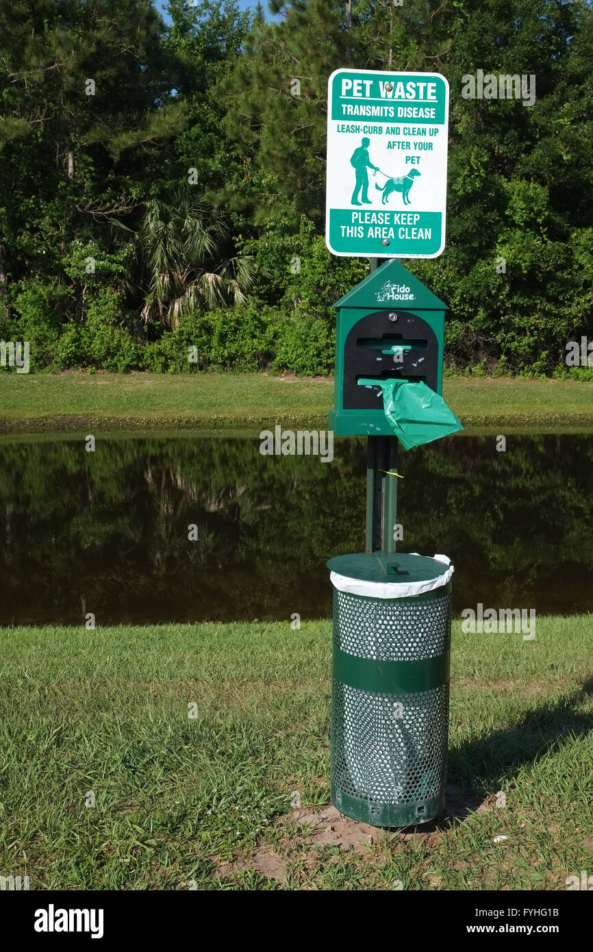 Rifiuti di cane clean up point, che alimenta di sacchetti e un bin. Florida, Stati Uniti d'America Aprile 2016 Foto Stock