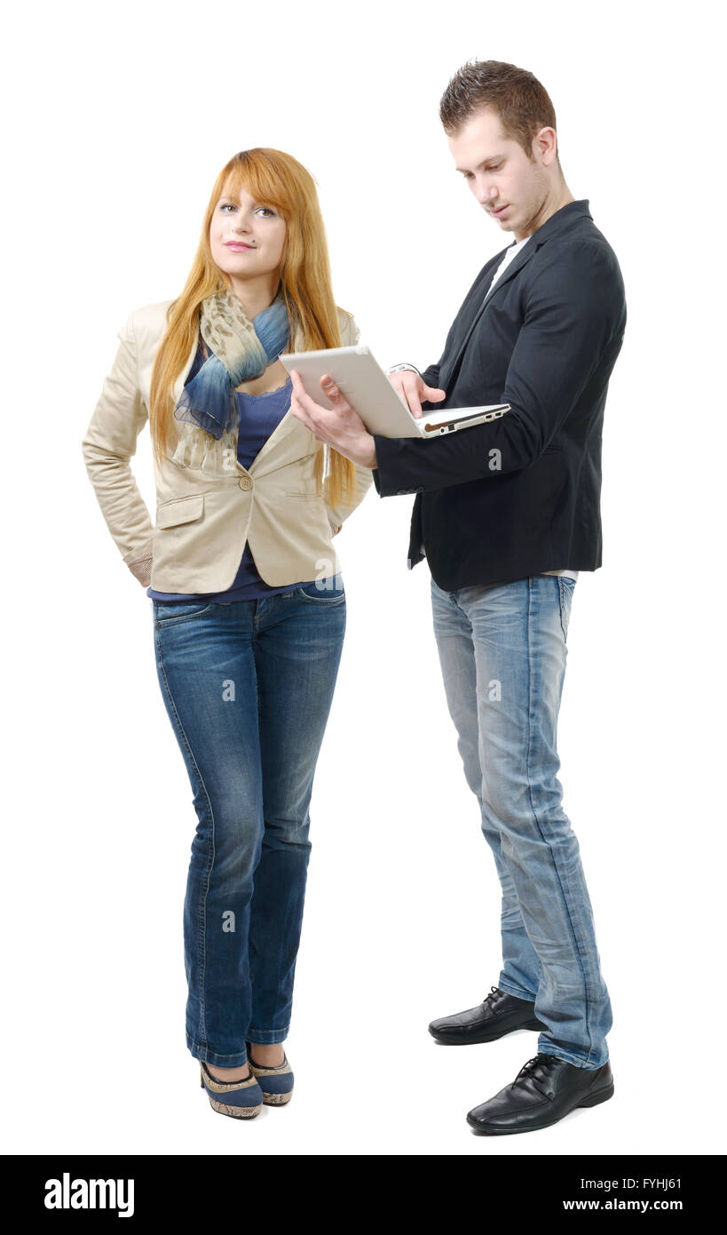 Due giovani uomini di affari che lavorando insieme con un laptop Foto Stock