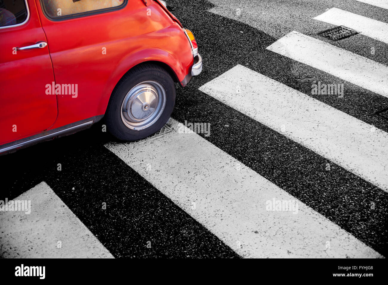 Vista del Cinquecento, retro vettura italiana sul passaggio pedonale Foto Stock