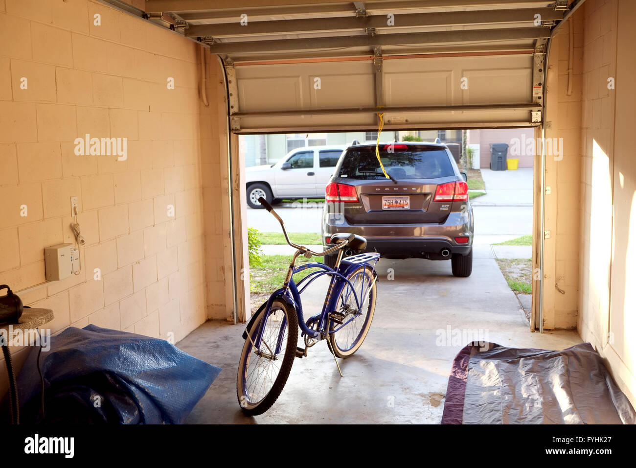 Xxvii Aprile 2016 vista dell'interno di un American home garage, guardando fuori tra cui un classico Schwinn Cruiser bike Foto Stock